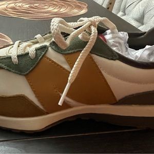 New Balance Kids sz 6.5 runs slightly big will fit 8 but possibly 8.5 in women